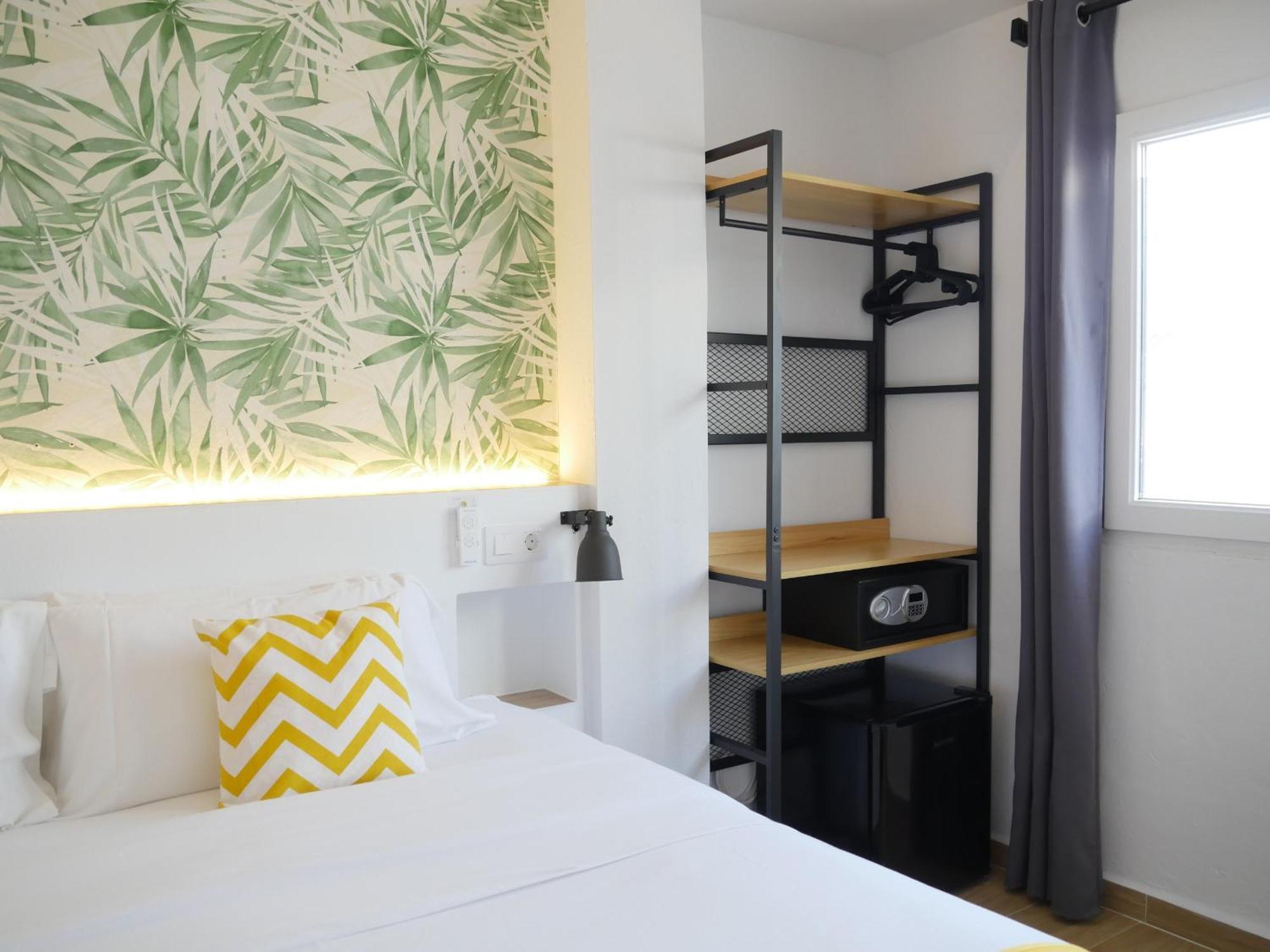 Nanit Rooms Ibiza Hostal Santa Eularia des Riu Room photo